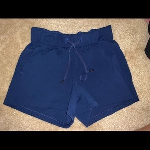 lululemon On The Fly Navy blue shorts